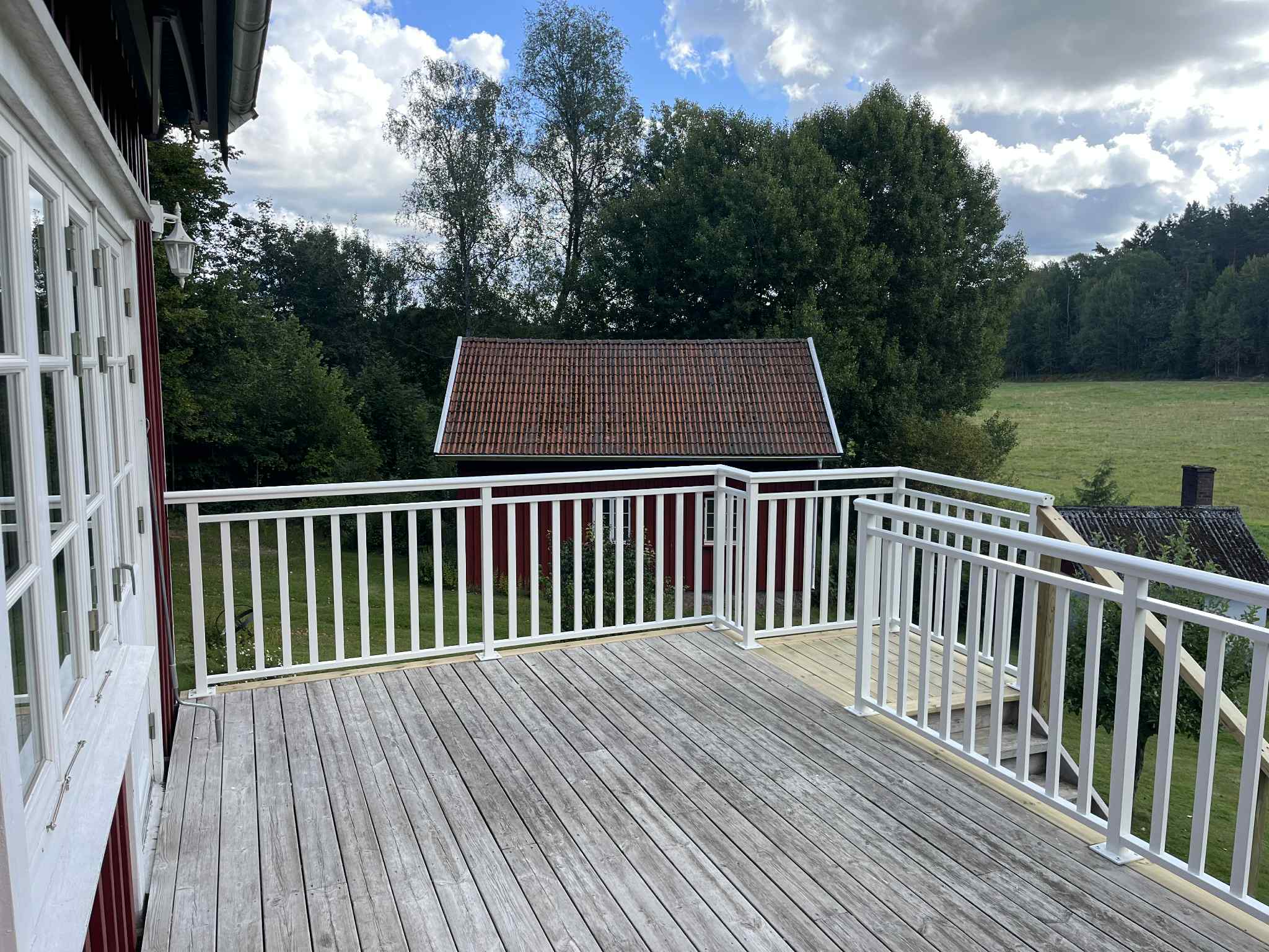 parvekekaide pystyrimoilla. Alumiinikaide terassille ja parvekkeelle.