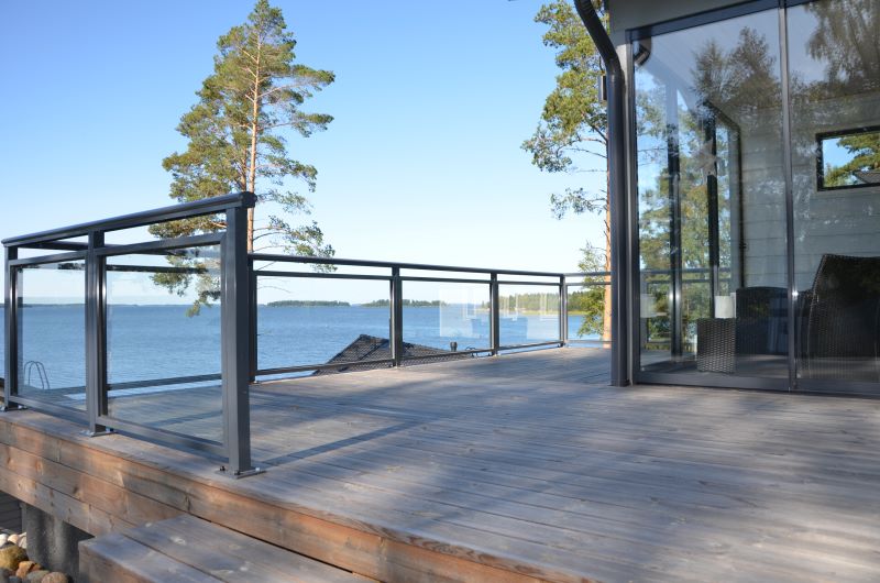 Glasräcken i aluminium för altan